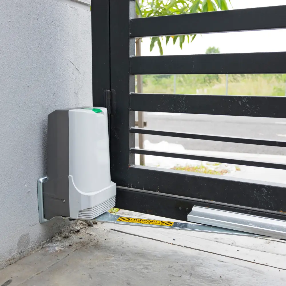 Brazos para portones batientes en un sistema de portón automático