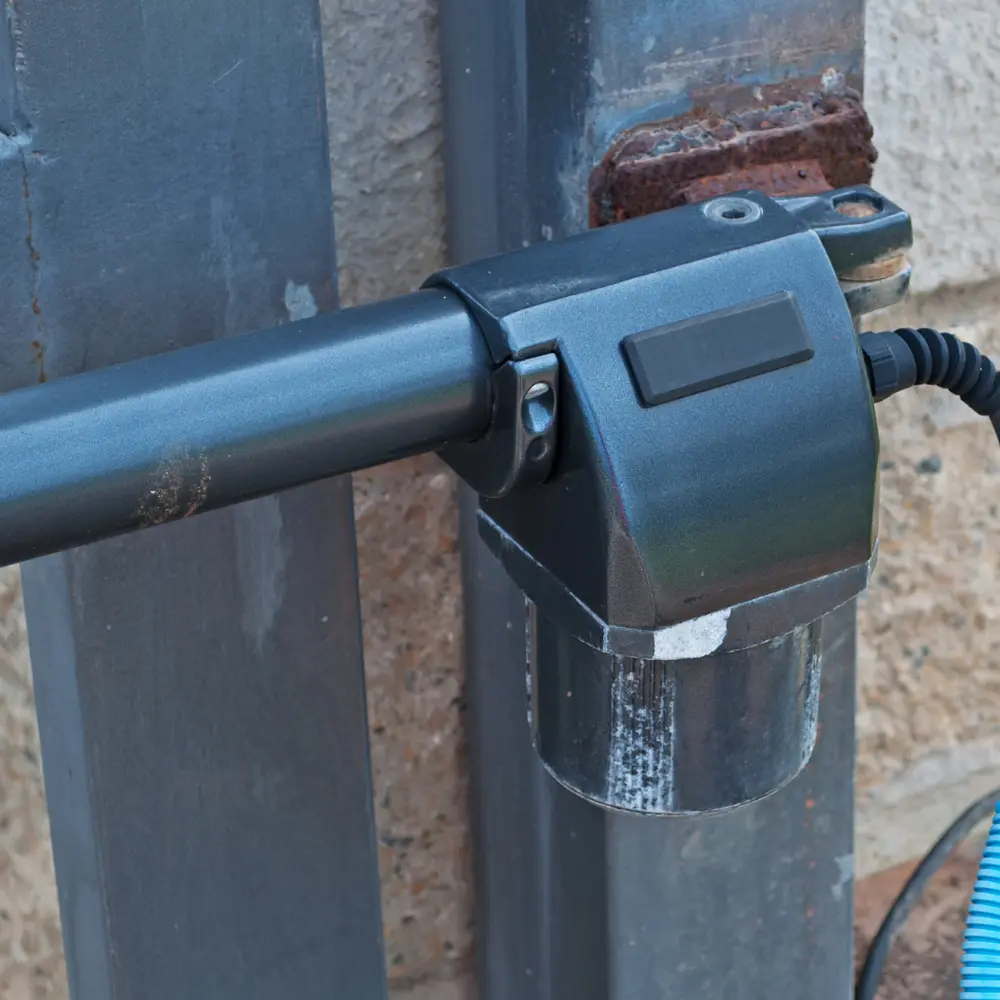 Baliza y electrocerradura en un sistema de portón automático